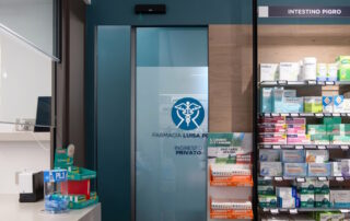 Porta automatica a scomparsa HSD della Dolmen installata in una farmacia