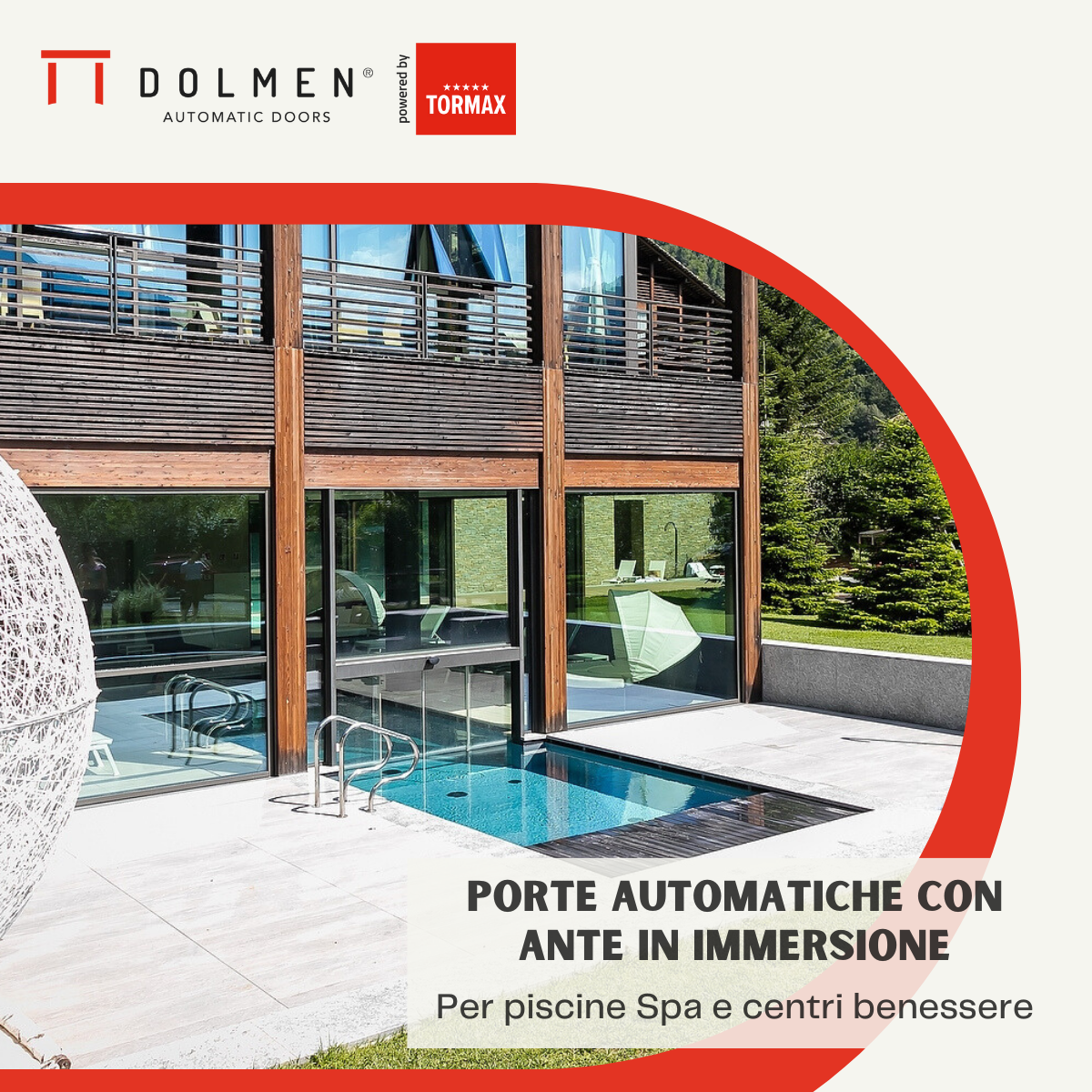 Porta automatica scorrevole Dolmen installata all'interno della piscina di un centro benessere, con azionatore certificato IP68